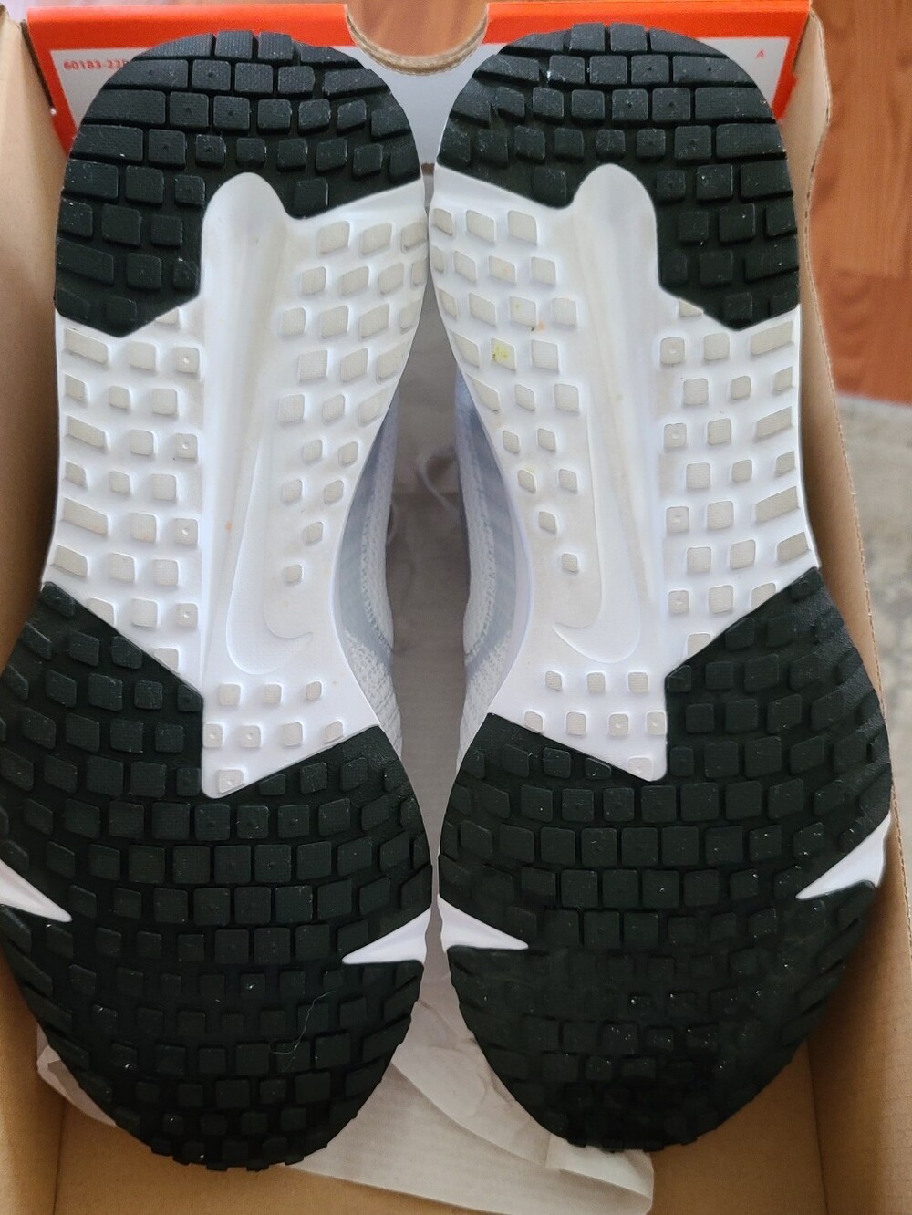 Nike White Running Shoes with Subtle Silver Swoosh Worn Once Womens 12 Mens 10.5 - Picture 6 of 6